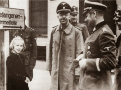 Bild “Puppi and Pappi” – Himmler with daughter Gudrun, Dachau, 1941