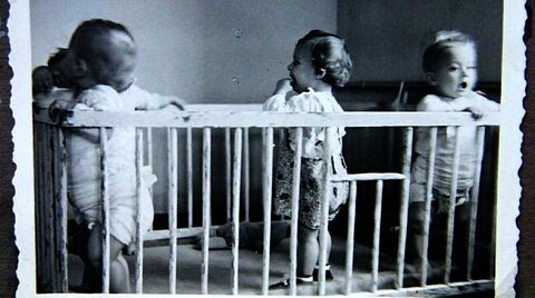 Lidické děti, snímek pořízený během jedné z tajných návštěv, uchovaný v albu tety Veroniky Rýmonové