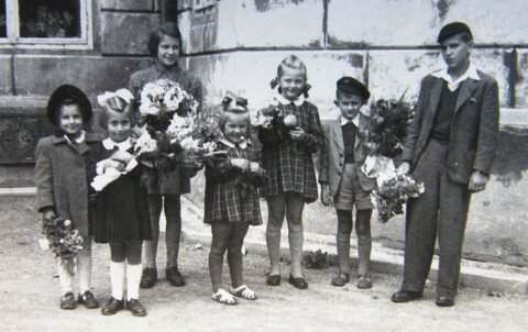Children of Lidice (Left to right: Veronika Hanfová Libuše Müllerová, behind: Věra Vokatá Jana Müllerová Hana Špotová Václav Zelenka Václav Hanf) – Memory of Nations archive Children of Lidice (Left to right: Veronika Hanfová Libuše Müllerová, behind: Věra Vokatá Jana Müllerová Hana Špotová Václav Zelenka Václav Hanf)